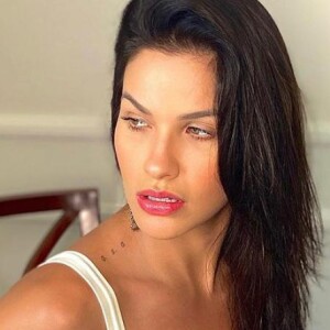 Andressa Suita deixa barriga à mostra em looks