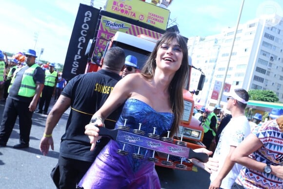 Thaila Ayala inovou com vestido combinando com a make ao desfilar em bloco de rua