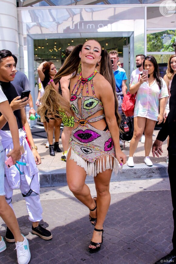 Paolla Oliveira apostou em look colorido com recortes vazados ao pular Carnaval no Rio