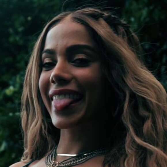 Anitta desembarcou em ilha para gravar reality que ela mesma criou