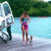 Anitta desembarcou em ilha acompanhada do pet Plínio