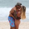Gabi Martins e Tierry foram flagrados aos beijos na praia