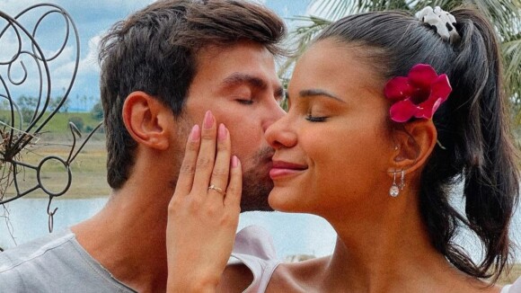Namorados, Mariano e a miss Jakelyne Oliveira trocam alianças de compromisso. Vídeo!