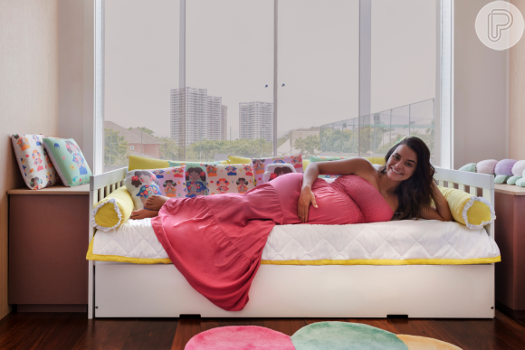 Talita Younan apostou para a decoração almofadinhas com meninas e buquês coloridos 