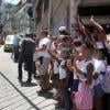 Sabrina Sato recebe o carinho dos moradores do Morro do Borel, no Rio