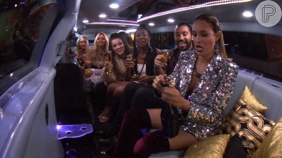 No 'BBB 21', Sarah comemorou Liderança com festa com tema Los Angeles. A sister estourou champanhe dentro de uma limusine