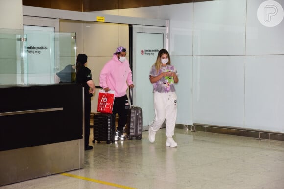 Zé Felipe leva mala de Virgínia Fonseca em aeroporto após viagem para o México