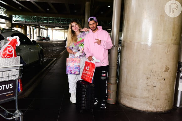 Zé Felipe e Virgínia Fonseca posam em aeroporto após viagem para o México