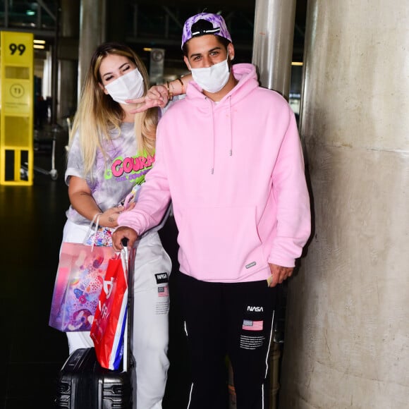 Zé Felipe e Virgínia Fonseca fazem foto em aeroporto