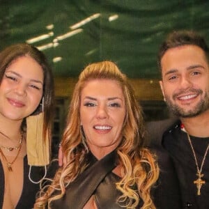 Filha de Simony, Aysha está exibindo novo corpo após se submeter a dieta. Na foto, atriz com a mãe e o padrasto, Felipe Rodriguez