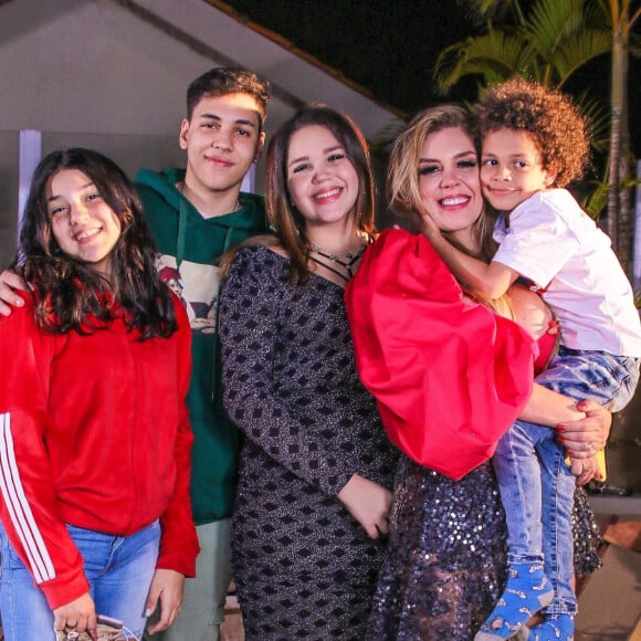 Simony com os seus quatro filhos