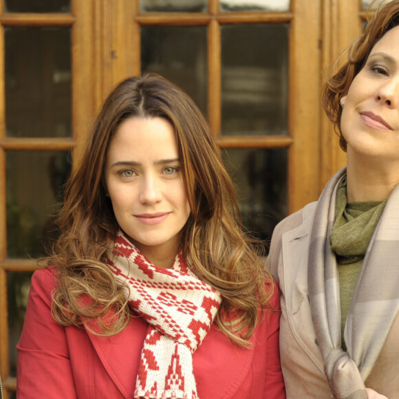 Na novela 'A Vida da Gente', filha de Eva (Ana Beatriz Nogueira), Ana (Fernanda Vasconcellos) foi obrigada pela mãe a concordar em dar sua filha, Julia (Jesuela Moro)