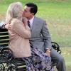 Leonardo DiCaprio beija a atriz de 66 anos Joanna Lumley, em set de filmagens de seu próximo filme