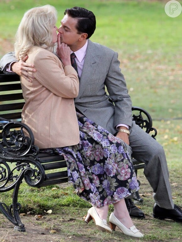 Leonardo DiCaprio beija a atriz de 66 anos Joanna Lumley, em set de filmagens de seu próximo filme