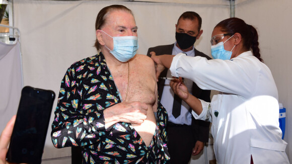 Silvio Santos, de pijama, toma vacina contra Covid-19 e reação diverte a web. Veja