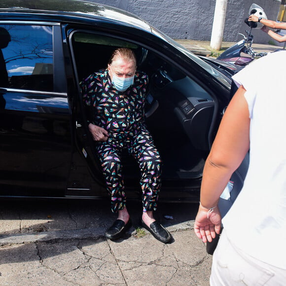 Silvio Santos chegou de carro ao posto de vacinação, em SP