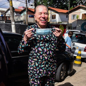 Silvio Santos foi vestido com um pijama