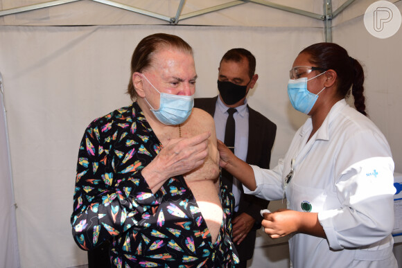 Silvio Santos soltou um sonoro 'ai, ui' ao ser vacinado