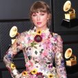 Taylor Swift usa look com pegada 70's no Grammy 2021, em Los Angeles, Estados Unidos, neste domingo, 14 de março de 2021