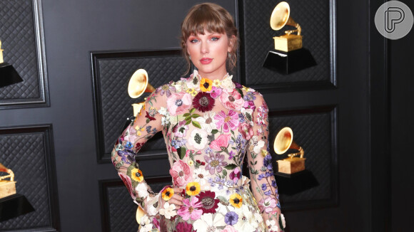 Taylor Swift usa look com pegada 70's no Grammy 2021, em Los Angeles, Estados Unidos, neste domingo, 14 de março de 2021