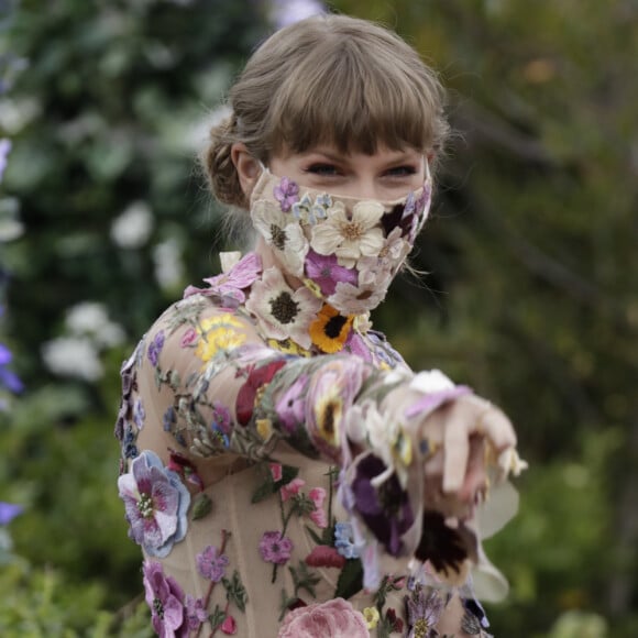 Taylor Swift combinou look com máscara no Grammy 2021