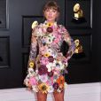 Vestido de Taylor Swift  ossui em todo seu comprimento apliques de flores em um caleidoscópio de tons, decote alto, corte A-line com mangas sino 