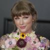 Taylow Swift aposto em penteado preso com fios desconectados e franjinha reta acima das sobrancelhas para o Grammy 2021