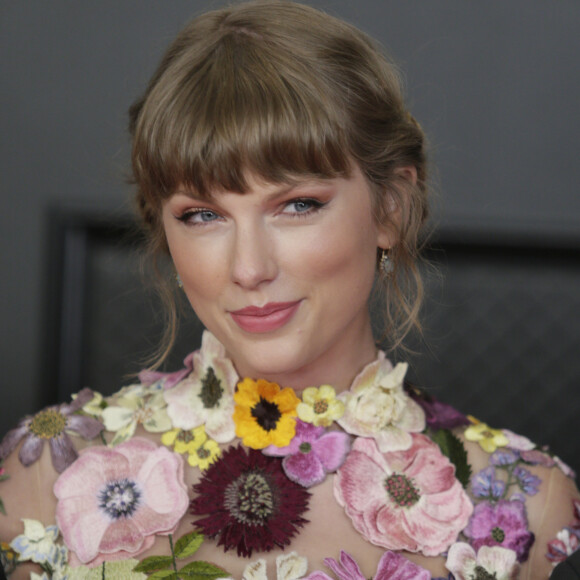 Taylow Swift aposto em penteado preso com fios desconectados e franjinha reta acima das sobrancelhas para o Grammy 2021