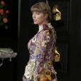 Taylor Swift aposta em vestido fashionista que pode ser usado no cotidiano