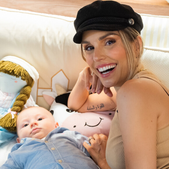 Flavia Viana posa com o filho, Gabriel, 5 meses: 'Quando a gente engravidou e começou a falar de quartinho, não tem como não lembrar da porteira d' A Fazenda', onde tudo começou'