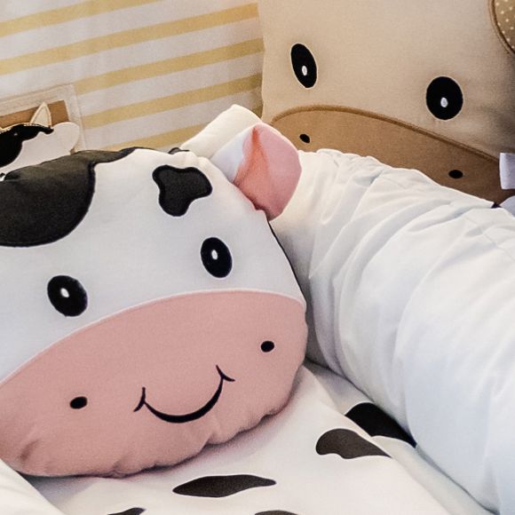 Detalhe do berço do filho de Flavia Viana e Marcelo Zangrandi decorado com tema 'Fazendinha'