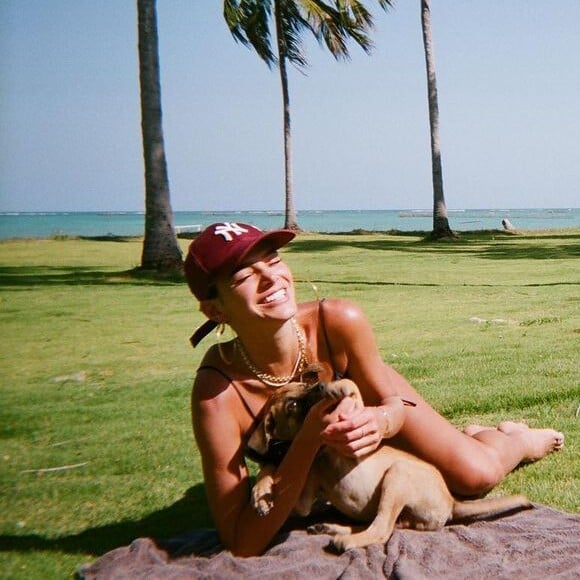 Bruna Marquezine combina look com acessórios dourados: correntes e maxiargola