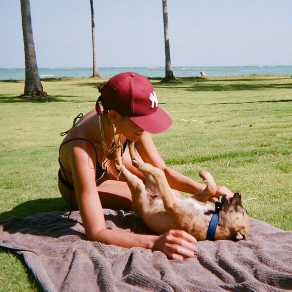 Bruna Marquezine combina moda praia com boné com NY Yankees patch da Gucci