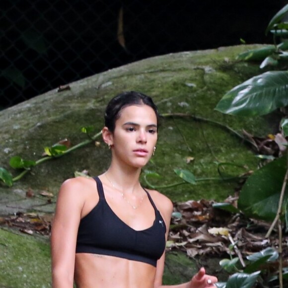 O casal Bruna Marquezine e Enzo Celulari fez uma trilha na Gávea, no Rio de Janeiro