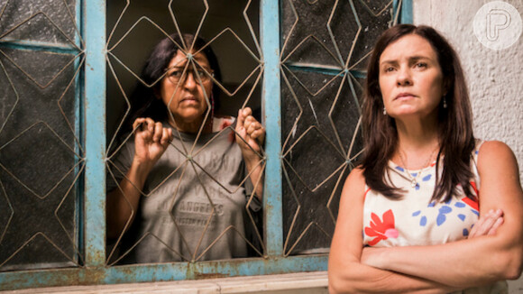 Na novela 'Amor de Mãe', Lurdes (Regina Casé) leva um tiro de Thelma (Adriana Esteves)