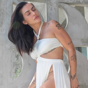 Cleo cuida do cabelo longo com rotinas caseiras