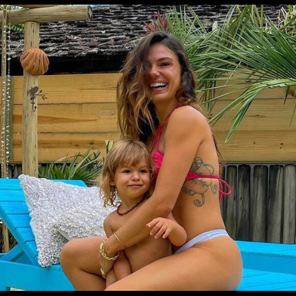Semelhança entre Isis Valverde e filho, Rael, rouba a cena em foto publicada pela atriz