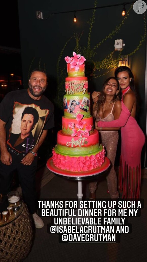 Anitta ganhou um bolo de 6 andares para cantar parabéns