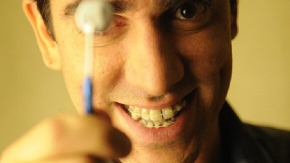 Marcelo Adnet usa aparelho nos dentes para personagem em 'O Dentista Mascarado'