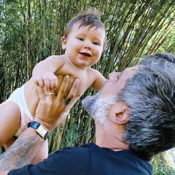 Foto: Filho bebê de Bruno Gagliasso faz careta em viagem e ator imita:  'Acha graça' - Purepeople