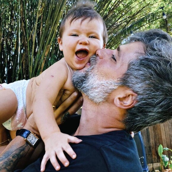 Foto: Filho bebê de Bruno Gagliasso faz careta em viagem e ator imita:  'Acha graça' - Purepeople