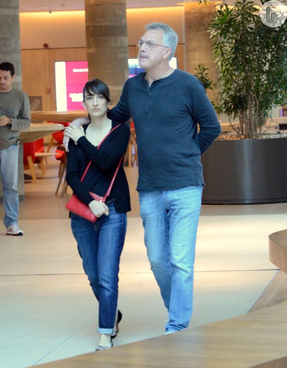 Pedro Bial passeia com a namorada Maria Prata em shopping do Rio neste sábado, dia 15 de novembro de 2014