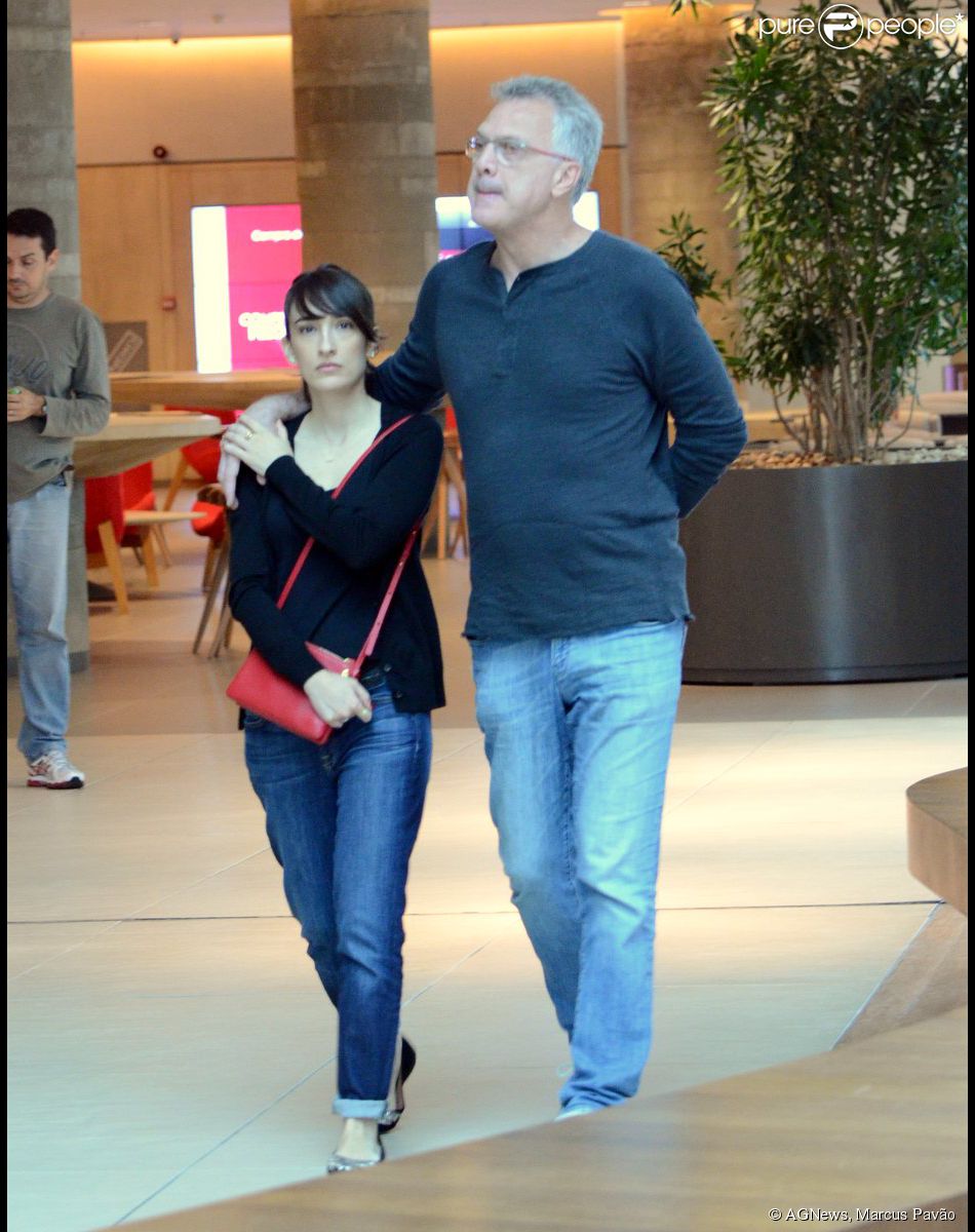 Pedro Bial passeia em clima de romance com a namorada em shopping do ...