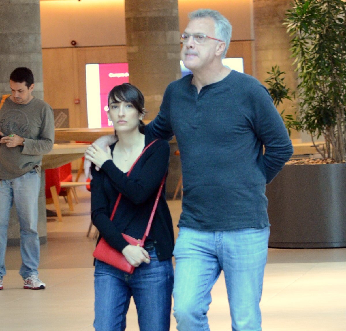 Foto Pedro Bial demonstrou o clima de romance ao passear abraçado com a namorada Purepeople Foto Pedro Bial demonstrou o clima de romance ao passear abraçado com a namorada Purepeople