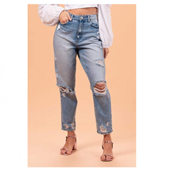Calça jeans destroyed é dica de peça na Amazon