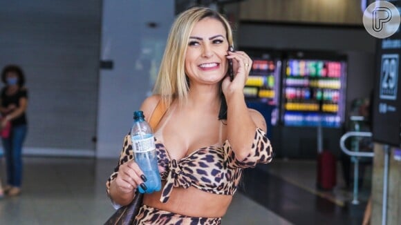 Andressa Urach toma leite de mamadeira aos 33 anos