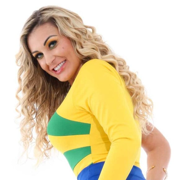 Andressa Urach explica que traumas de infância a fizeram continuar tomando mamadeira