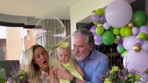 Ana Paula Siebert mostra mesversário de 11 meses da filha, Vicky