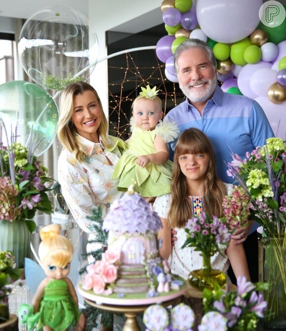 Roberto Justus e Ana Paula Siebert comemoram mesversário de Vicky em família