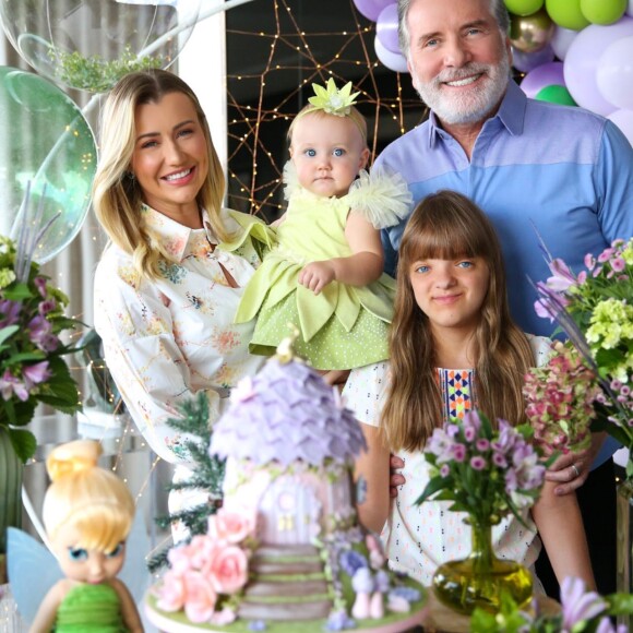 Roberto Justus posa com mulher, Ana Paula Siebert, e filhas Vicky e Rafaella